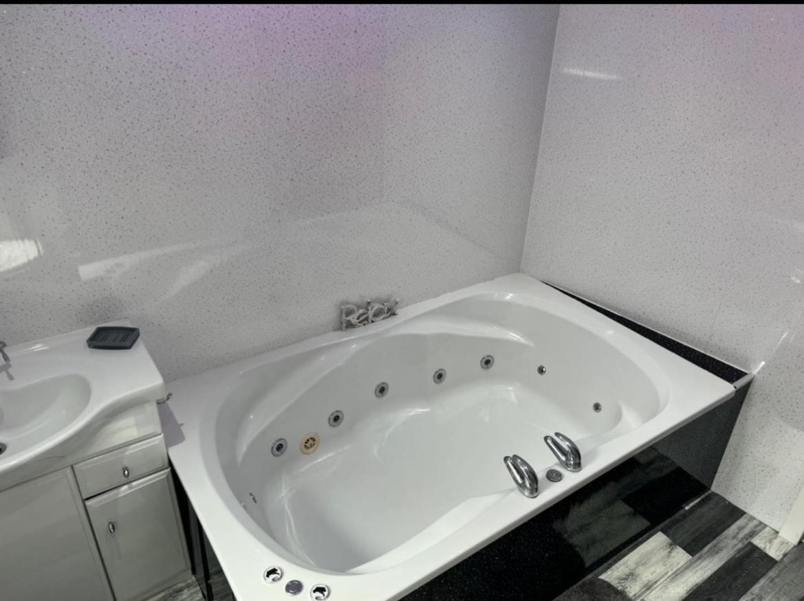 Sea View Lavish Apartment Sky Tv Whirlpool Bath Huge Balcony Newly Refurbished Bridlington Exterior photo